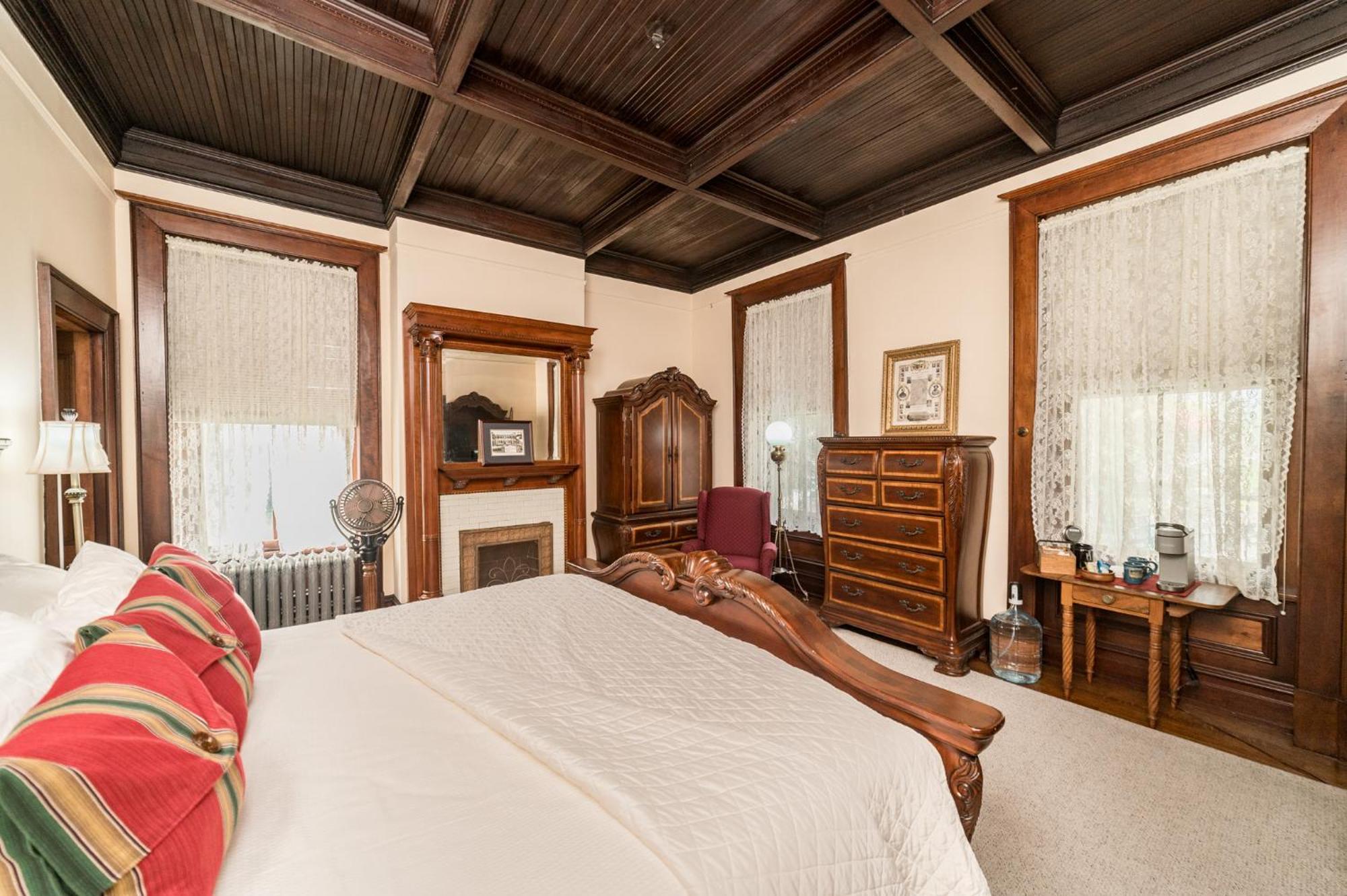 One Of These Nights - King Sized Bed - Sleeps 2 Hotel Lynchburg Exterior photo